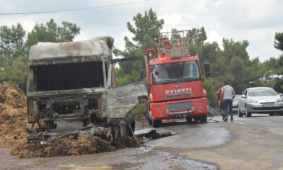 Çanakkalede Saman Yüklü Tır Yandı