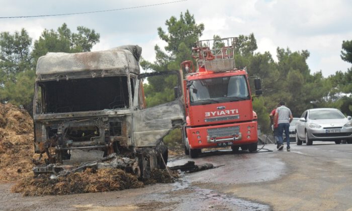 Çanakkalede Saman Yüklü Tır Yandı