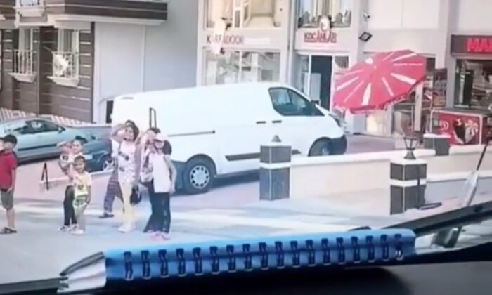 Yoldan Geçen Polis Aracını Görünce Esas Duruşta Selam Verdiler