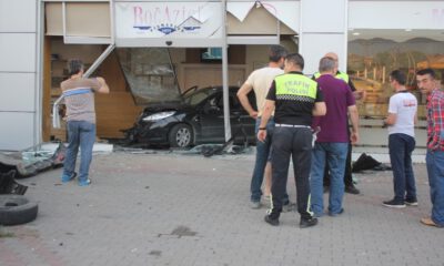 Kontrolden Çıkan Otomobil Pişmaniye Dükkanına Girdi,  Müşteriler Ölümden Döndü