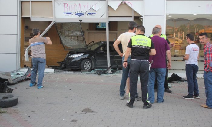 Kontrolden Çıkan Otomobil Pişmaniye Dükkanına Girdi, Müşteriler Ölümden Döndü