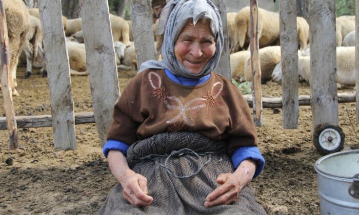(Özel Haber) 83 Yaşındaki Elmas Nine 63 Yıldır Üretiyor