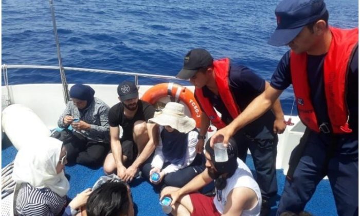 Tekneleri Arızalanan 8 Kaçağı Sahil Güvenlik Ekipleri Kurtardı
