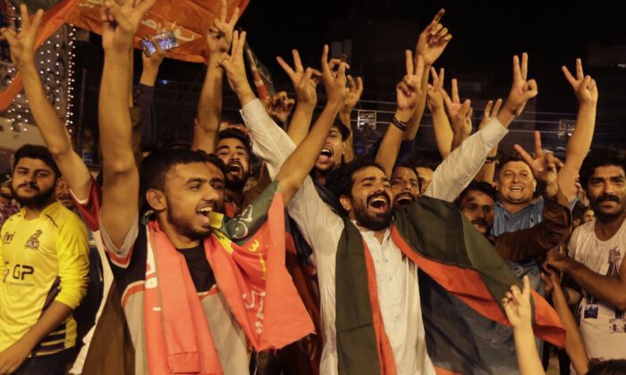 Pakistan Seçimlerinde Eski Kriketçi Galibiyete Yakın