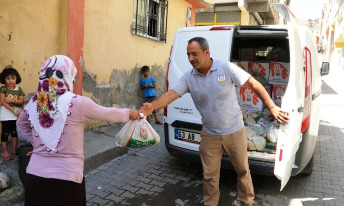 Büyükşehirden Dar Gelirli Ailelere Meyve İkramı