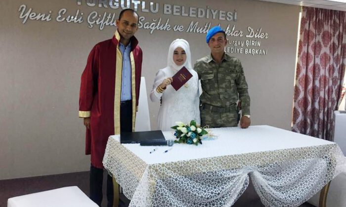 Kamuflajı Damatlığı Oldu