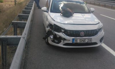 Otomobil Bariyerlere Çarptı: 3 Yaralı