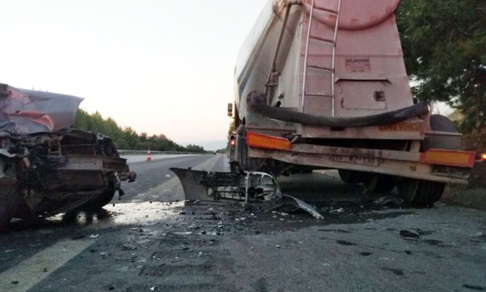 Kaza Yapan Otomobilden Düşen Davetiye Yürekleri Dağladı