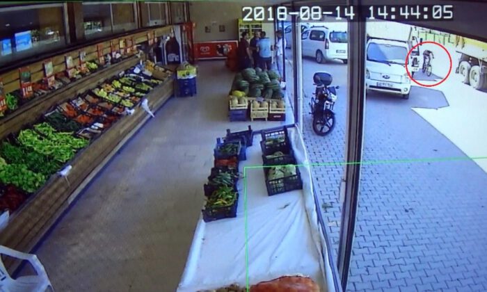 Pakistanlı Genç, Kamyonla Yarışmanın Bedelini Canı İle Ödedi