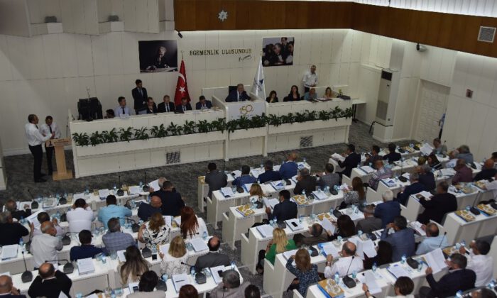 İzmirde Tasarruf Tedbiri: Personel Seyahatlerini İçeren Önerge Kaldırıldı