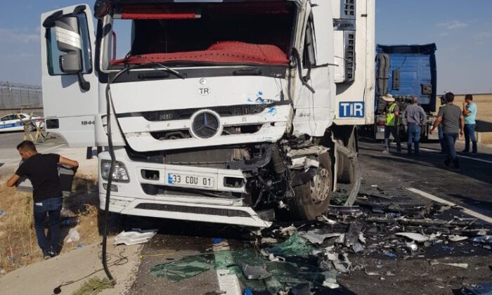 İpekyolunda İki Tır Kafa Kafaya Çarpıştı: 2 Yaralı
