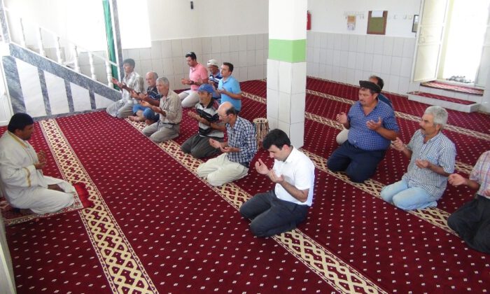 Silifkeliler Bu Sefer ‘Yağmur Duasına Değil ‘Dolar Duasına Çıktı