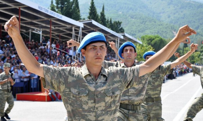Manisada Yemin Eden Komandolar Zeybek Oynadı