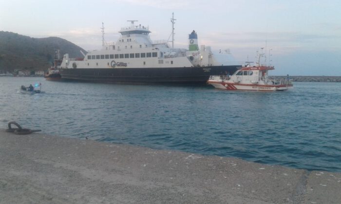 Gökçeadada Karaya Oturan Feribottan Araçlar Tahliye Edildi