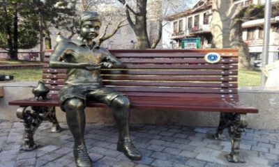 “Kitap Okuyan Kız’ heykeli kütüphane önüne konulacak