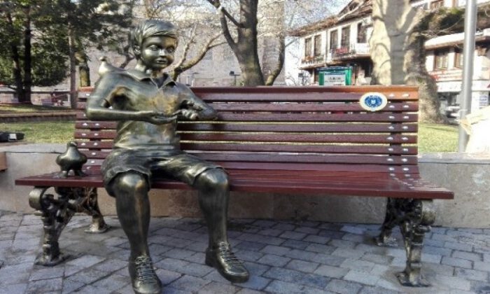 “Kitap Okuyan Kız’ heykeli kütüphane önüne konulacak