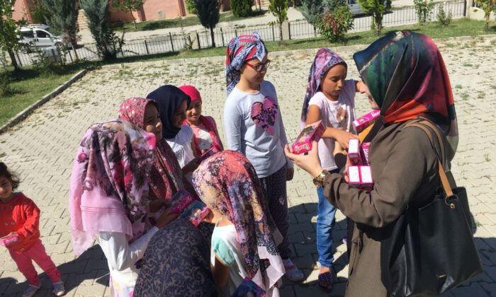 Gönüllü Gençlerden Öğrencilere Hediye