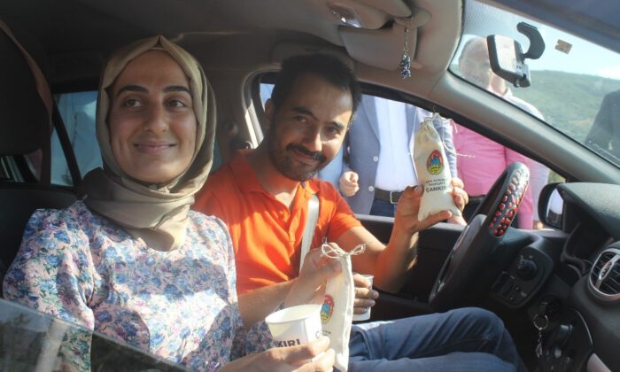 Bayram İçin Yola Çıkanlara Tuz İkram Ettiler