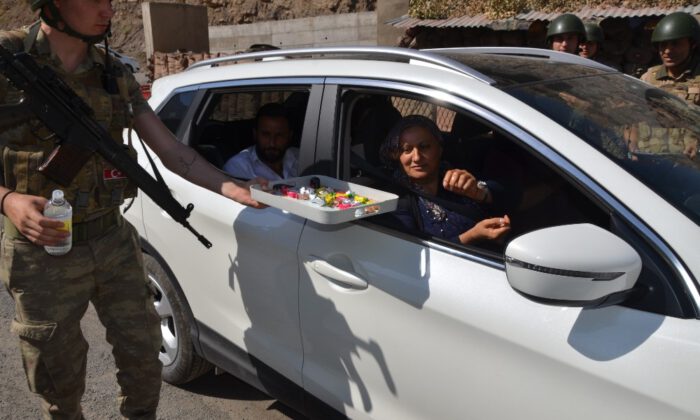 Irak Sınırında Jandarma Vatandaşın Bayramını Kutladı