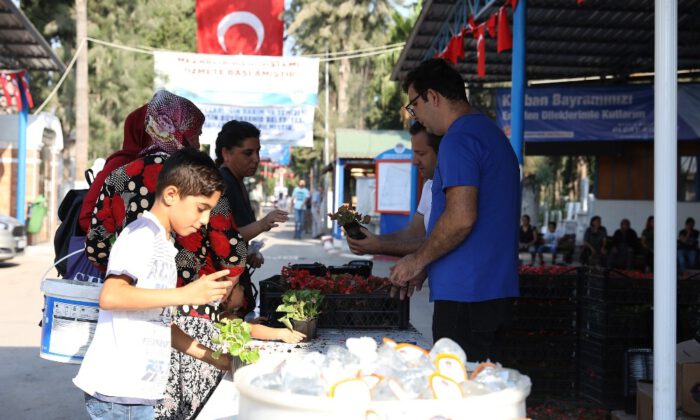 Büyükşehirden Mezarlık Ziyareti Yapan Vatandaşlara Çiçek Ve Lokum