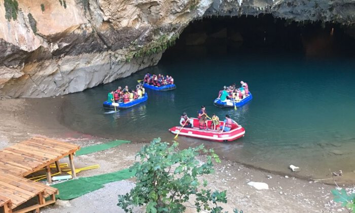 Altınbeşik Mağarası Ziyaretçilerin Akınına Uğradı