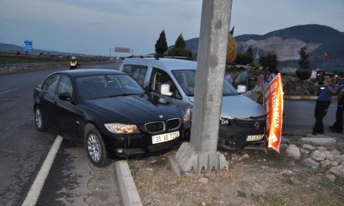 Manisada Otomobiller Çarpıştı: 2 Yaralı