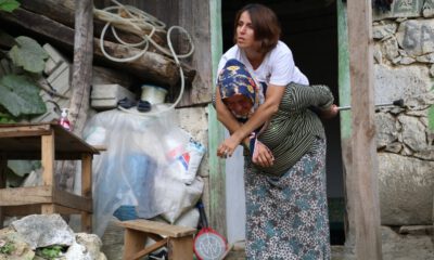 600 Metrelik Yolu Annesinin Sırtında Gidiyor