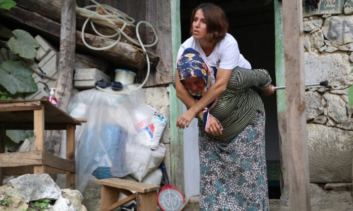 600 Metrelik Yolu Annesinin Sırtında Gidiyor