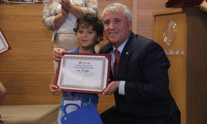 “Çocukların Matematik Atölyesi Eğitmen Buluşma Günleri” Öğrencileri Sertifikalarını Aldı