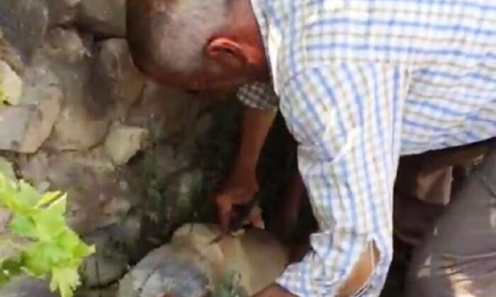 Baba Oğuldan Örnek Davranış