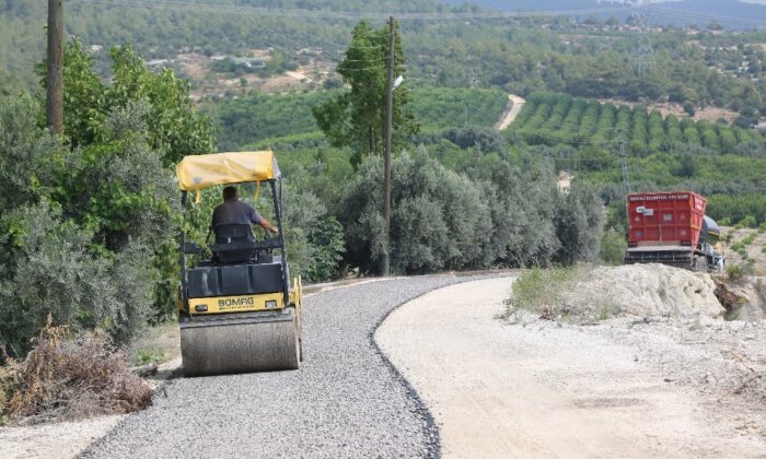Erdemlide Yol Yapım Çalışmaları Sürüyor