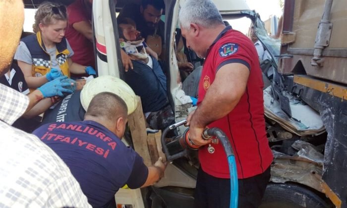 Şanlıurfada Yolcu Minibüsü Kamyona Çarptı: 3Ü Ağır, 8 Yaralı