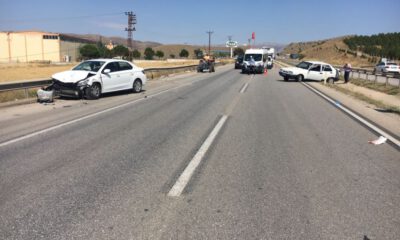 Kırıkkalede 2 Otomobil Çarpıştı: 3 Yaralı