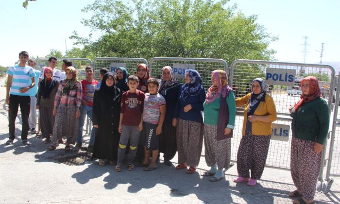 Vatandaşlar Mahallelerine Kurulmak İstenen Baz İstasyonuna Tepki Gösterdi.