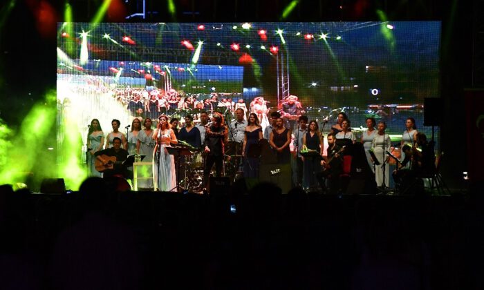 İzmirden Barış Şarkıları Yankılandı
