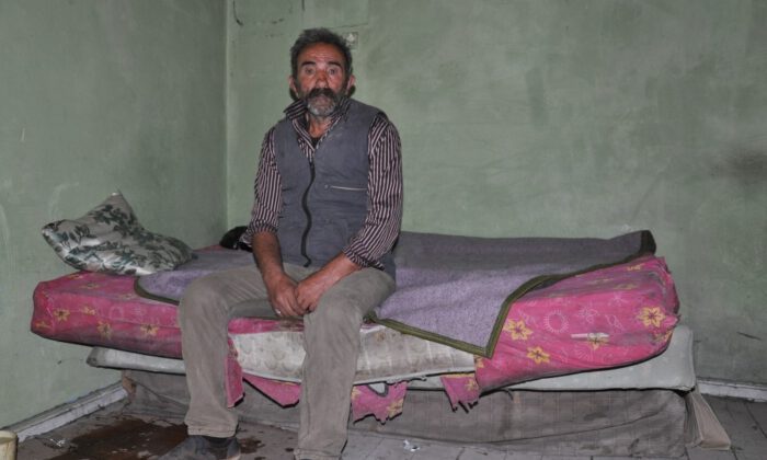 Evsiz Yaşlı Adam Yardım Bekliyor