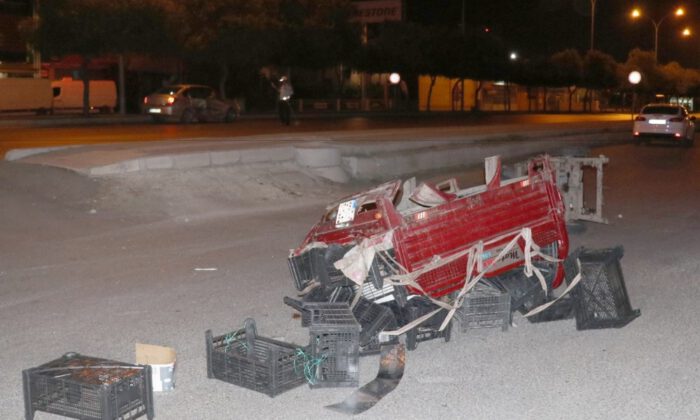 Kontrolden Çıkan Otomobil Elektrikli Bisiklete Çarptı: 1 Yaralı