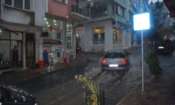 Aniden Bastıran Sağanak Yolları Göle Çevirdi