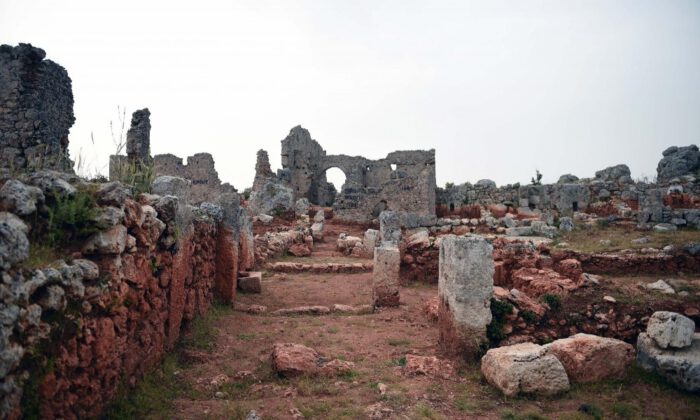 Lyrboton Kome, Ziyaretçiyle Buluşuyor