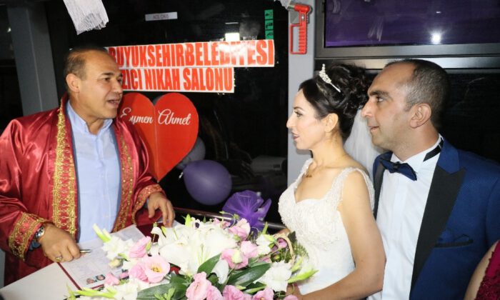Halk Otobüsünde Nikah Töreni