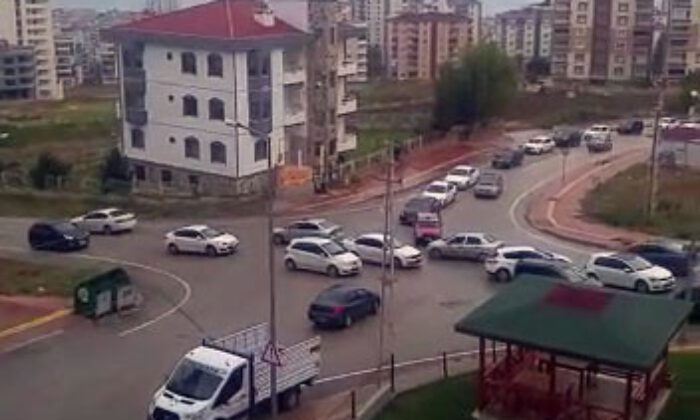 Kontrolsüz Kavşakta Trafik Karmaşası
