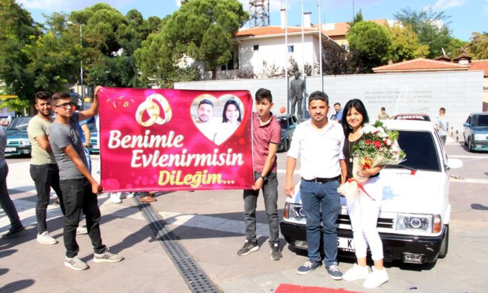 Otomobil Tutkunundan İlginç Evlilik Teklifi