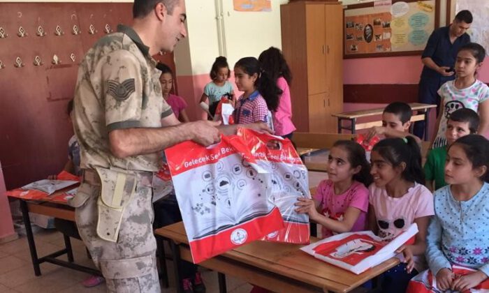 Jandarma Öğrencileri Yalnız Bırakmadı