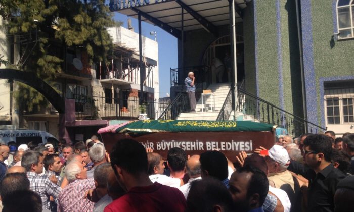 Bandırmada Kazada Ölen İzmirli Öğretmen Toprağa Verildi
