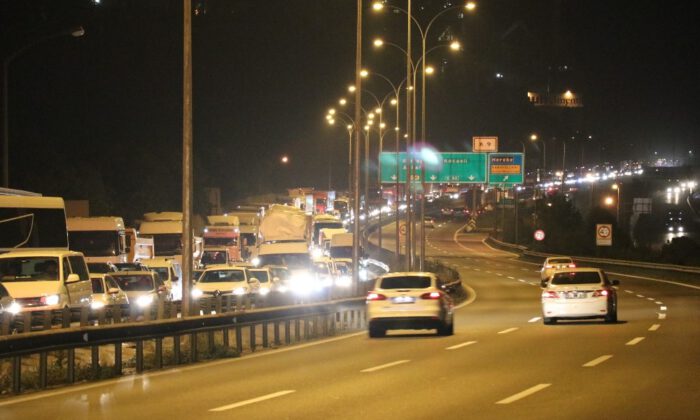 Tem Gebze-Dilovası Arasında Yol Çalışması Trafiği Felç Etti