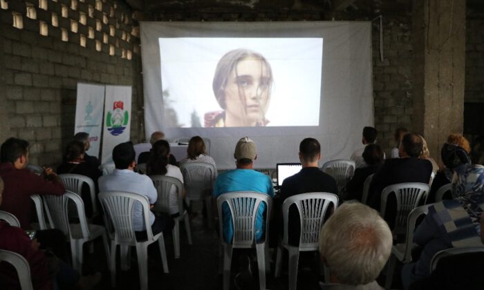 Filmi Çay Alım Yerinde İzlediler