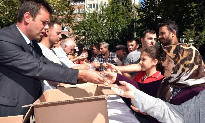 Başkan Sarıkurt, Vatandaşlara Aşure İkram Etti