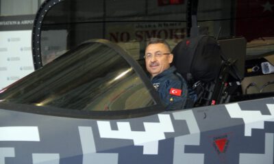 Cumhurbaşkanı Yardımcısı Oktay, Hürjetin Kokpitine Geçti