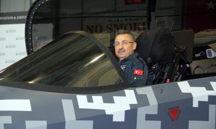 Cumhurbaşkanı Yardımcısı Oktay, Hürjetin Kokpitine Geçti