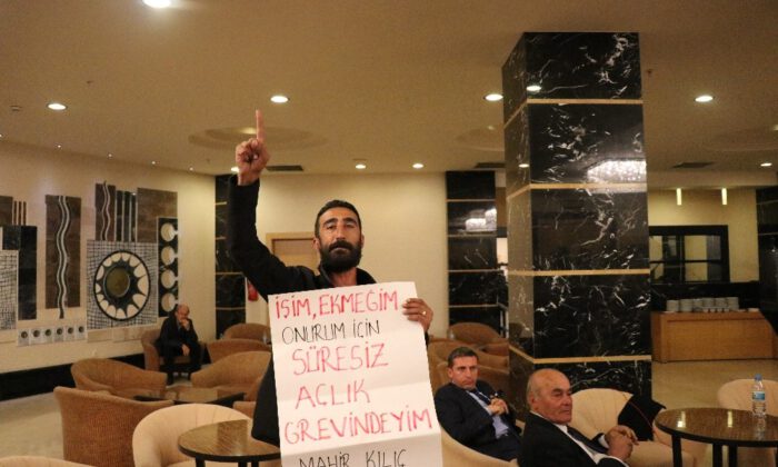İzmir Büyükşehir Belediyesinde İşten Atılan İşçi Chplilerin Toplantı Yaptığı Otelde Eylem  Yaptı